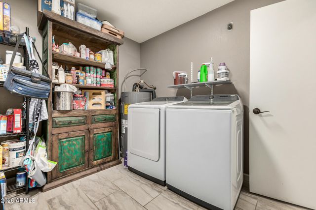 1833 N EDGEWATER Circle, Mesa, AZ 85207