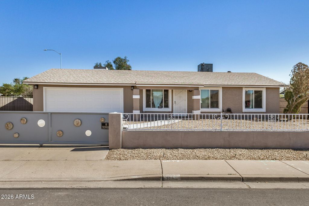 Image 2 of property listing at 1833 N EDGEWATER Circle, Mesa, AZ 85207