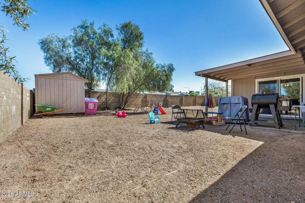 Image 31 of property listing at 1833 N EDGEWATER Circle, Mesa, AZ 85207