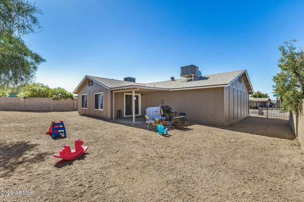 Image 32 of property listing at 1833 N EDGEWATER Circle, Mesa, AZ 85207
