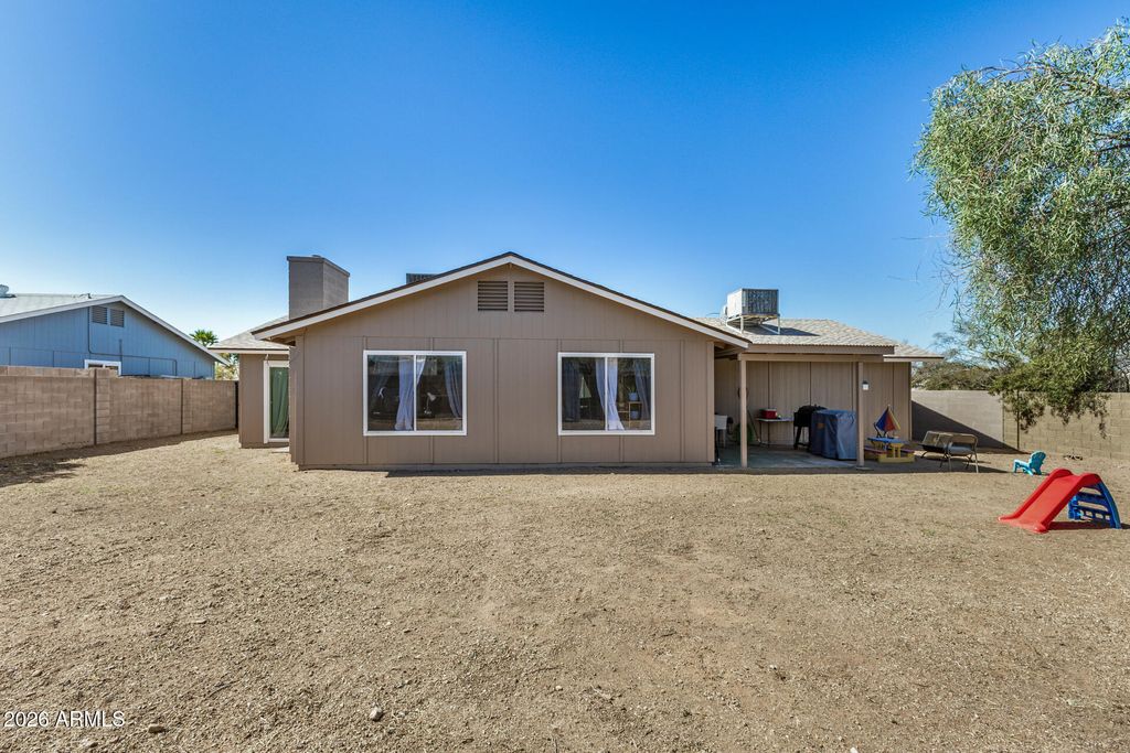 Image 33 of property listing at 1833 N EDGEWATER Circle, Mesa, AZ 85207