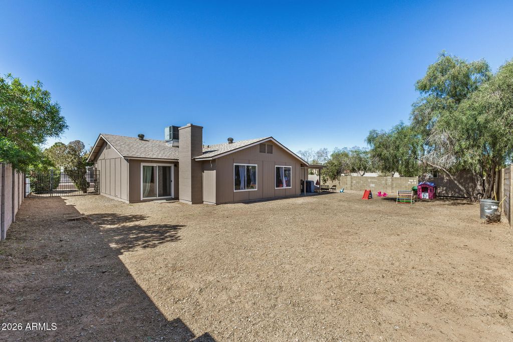 Image 34 of property listing at 1833 N EDGEWATER Circle, Mesa, AZ 85207
