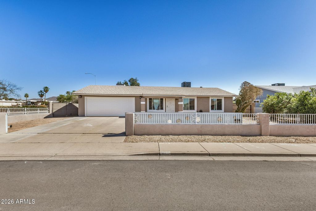 Image 4 of property listing at 1833 N EDGEWATER Circle, Mesa, AZ 85207