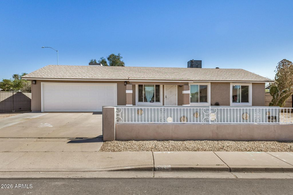 Image 5 of property listing at 1833 N EDGEWATER Circle, Mesa, AZ 85207