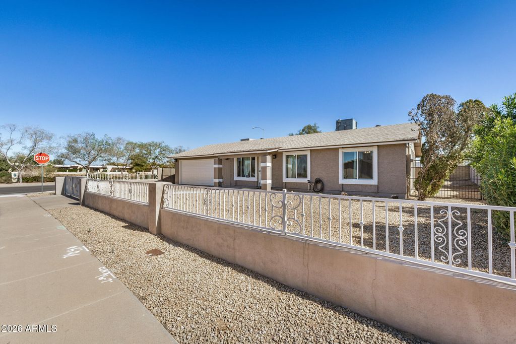 Image 6 of property listing at 1833 N EDGEWATER Circle, Mesa, AZ 85207