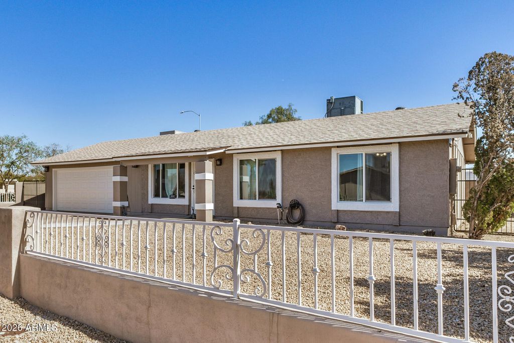 Image 7 of property listing at 1833 N EDGEWATER Circle, Mesa, AZ 85207