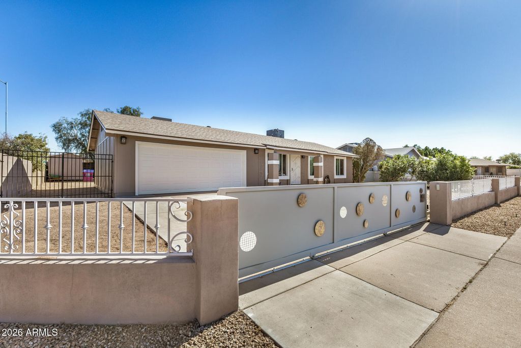 Image 8 of property listing at 1833 N EDGEWATER Circle, Mesa, AZ 85207