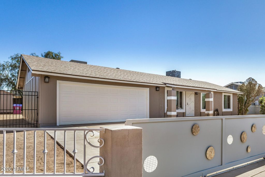Image 9 of property listing at 1833 N EDGEWATER Circle, Mesa, AZ 85207