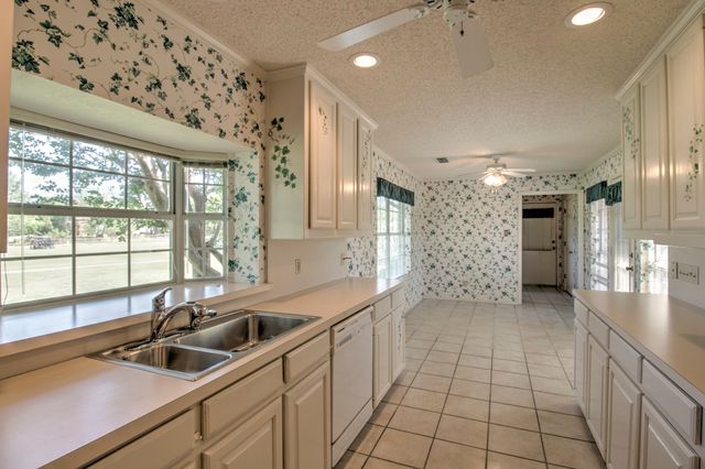 407 Navajo Trail, Gainesville, TX 76240