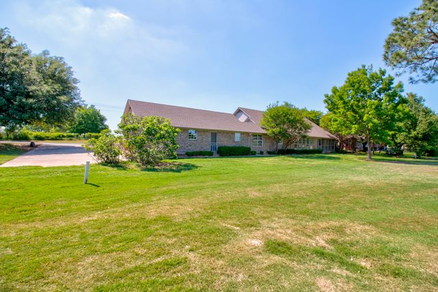 407 Navajo Trail, Gainesville, TX 76240