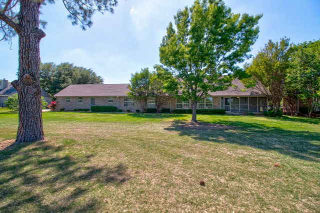 407 Navajo Trail, Gainesville, TX 76240
