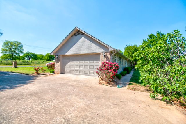 407 Navajo Trail, Gainesville, TX 76240
