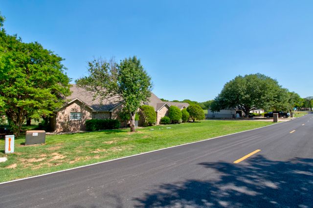 407 Navajo Trail, Gainesville, TX 76240