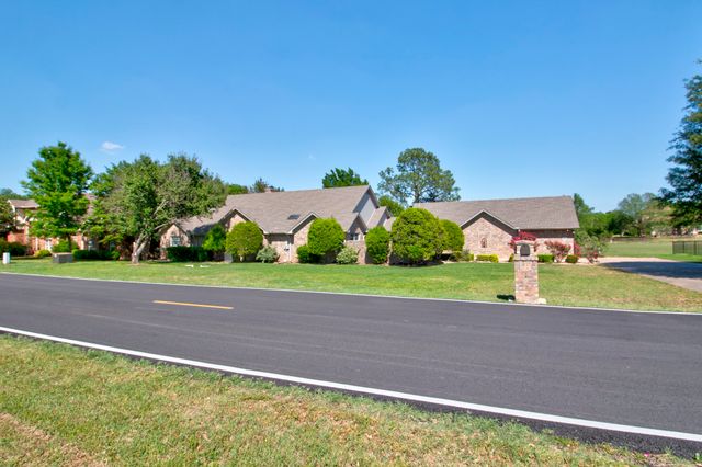 407 Navajo Trail, Gainesville, TX 76240