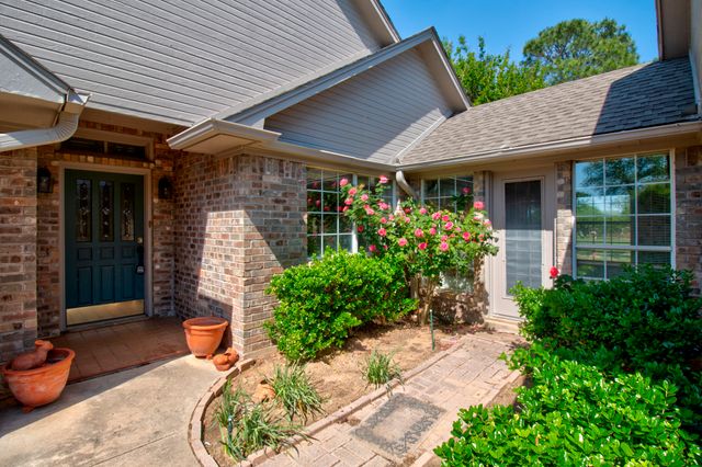 407 Navajo Trail, Gainesville, TX 76240