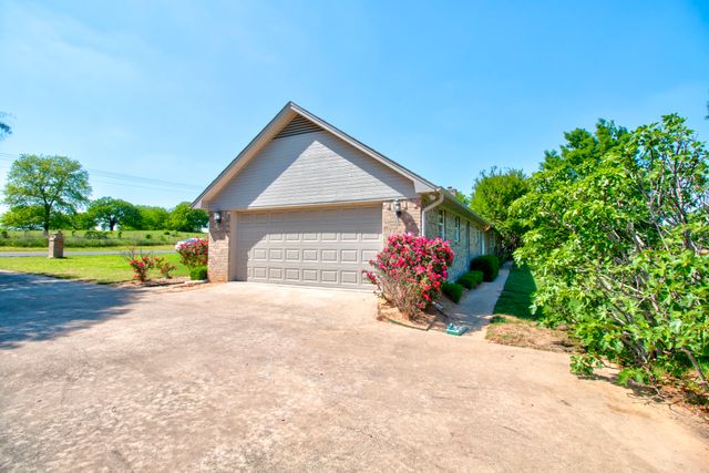 407 Navajo Trail, Gainesville, TX 76240