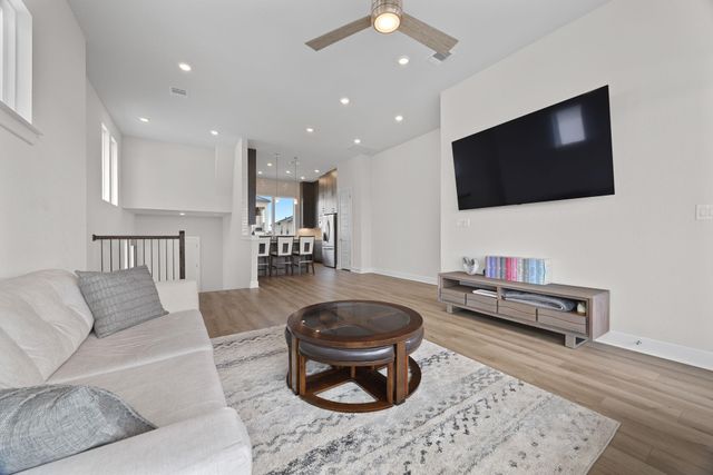 8 Doverland DR, Austin, TX 78738