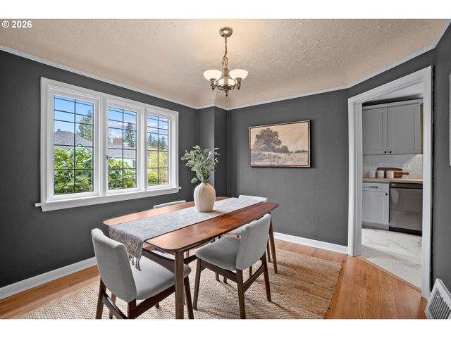 5824 Ne BROADWAY, Portland, OR 97213