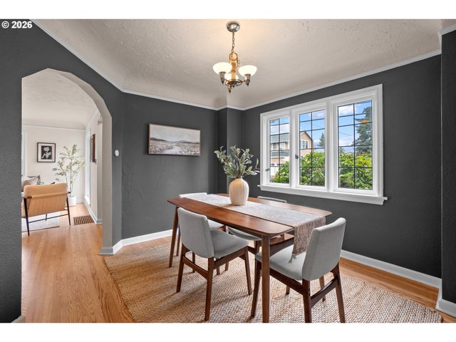 5824 Ne BROADWAY, Portland, OR 97213