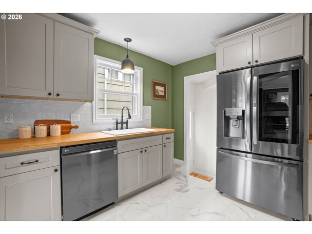 5824 Ne BROADWAY, Portland, OR 97213