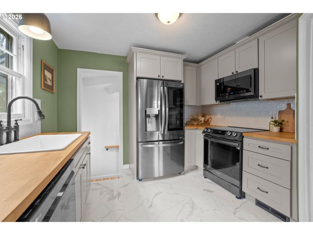 5824 Ne BROADWAY, Portland, OR 97213