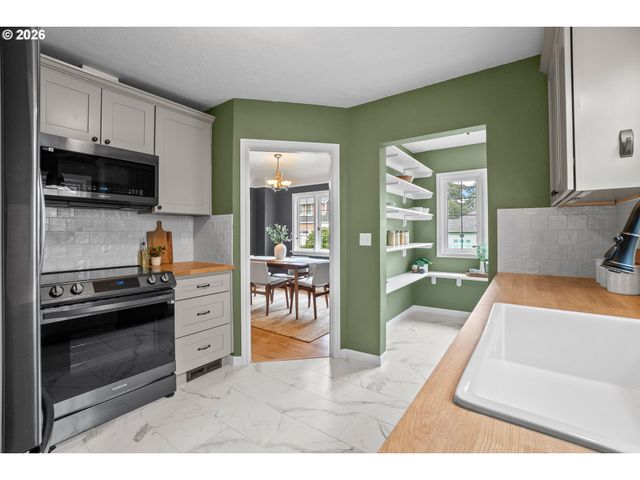 5824 Ne BROADWAY, Portland, OR 97213