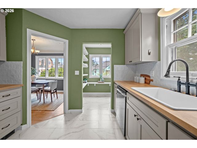 5824 Ne BROADWAY, Portland, OR 97213