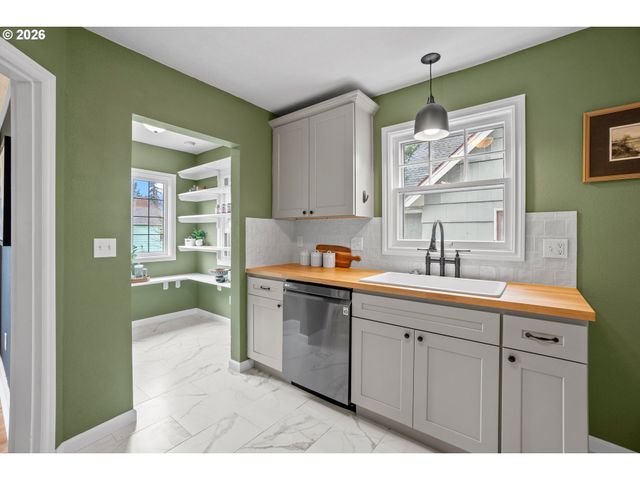 5824 Ne BROADWAY, Portland, OR 97213