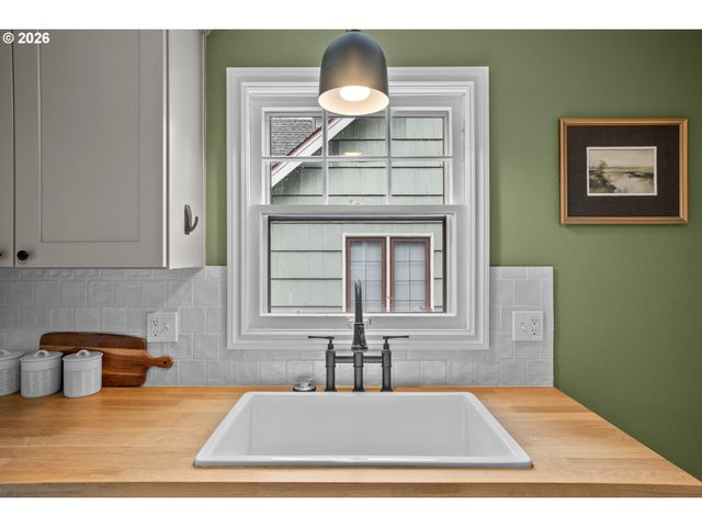 5824 Ne BROADWAY, Portland, OR 97213