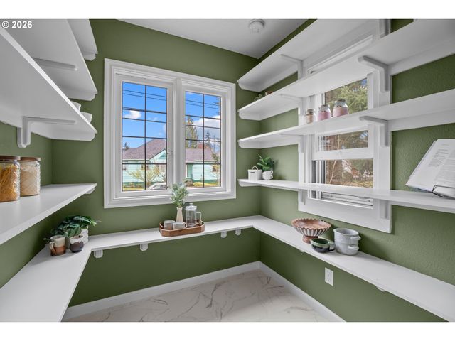 5824 Ne BROADWAY, Portland, OR 97213