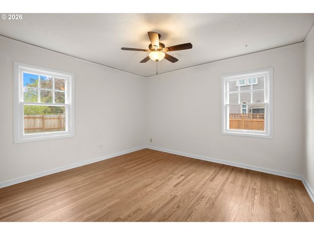 5824 Ne BROADWAY, Portland, OR 97213