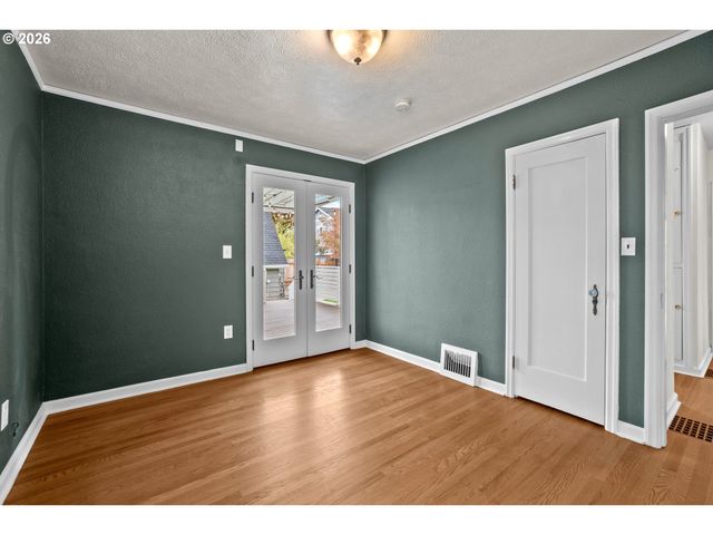 5824 Ne BROADWAY, Portland, OR 97213