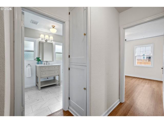 5824 Ne BROADWAY, Portland, OR 97213