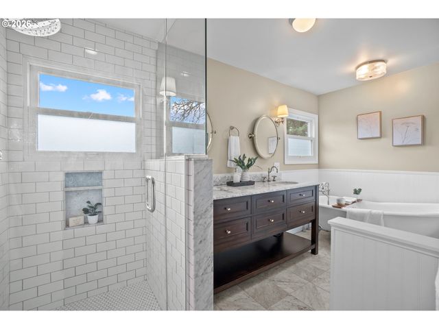 5824 Ne BROADWAY, Portland, OR 97213