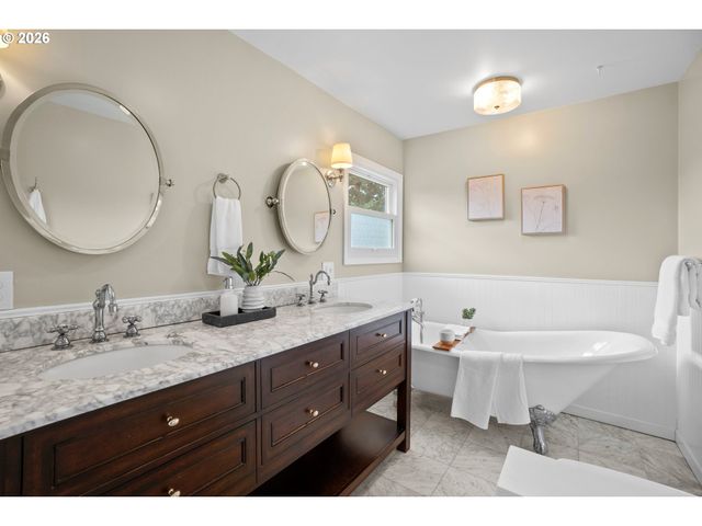 5824 Ne BROADWAY, Portland, OR 97213