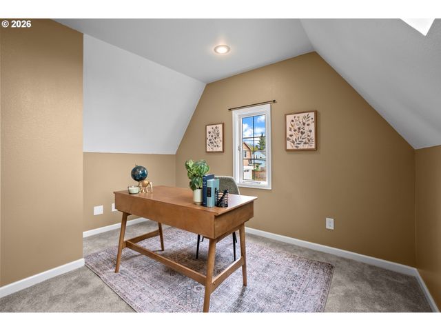 5824 Ne BROADWAY, Portland, OR 97213