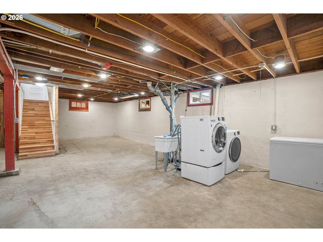 5824 Ne BROADWAY, Portland, OR 97213