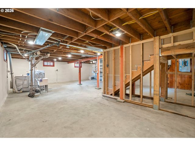 5824 Ne BROADWAY, Portland, OR 97213