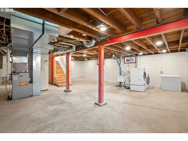 5824 Ne BROADWAY, Portland, OR 97213