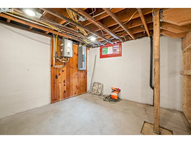 5824 Ne BROADWAY, Portland, OR 97213