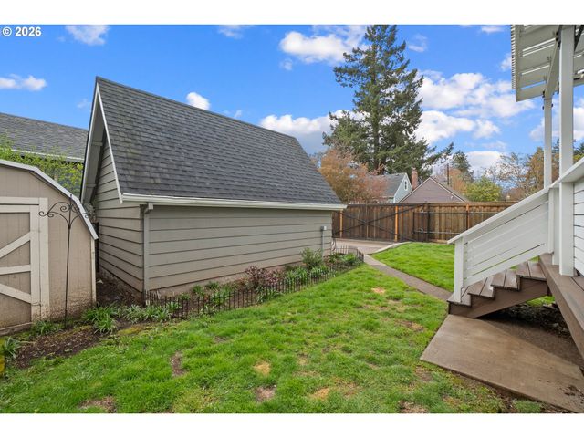 5824 Ne BROADWAY, Portland, OR 97213