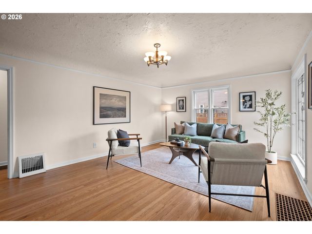 5824 Ne BROADWAY, Portland, OR 97213