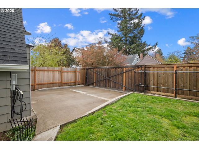 5824 Ne BROADWAY, Portland, OR 97213