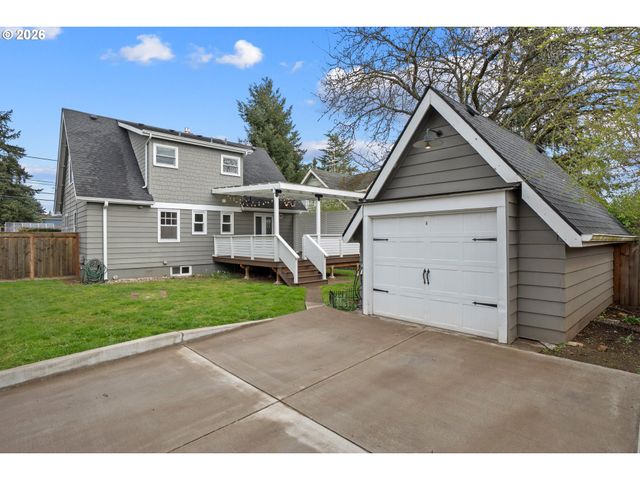 5824 Ne BROADWAY, Portland, OR 97213