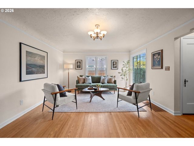 5824 Ne BROADWAY, Portland, OR 97213