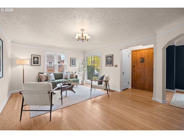 5824 Ne BROADWAY, Portland, OR 97213