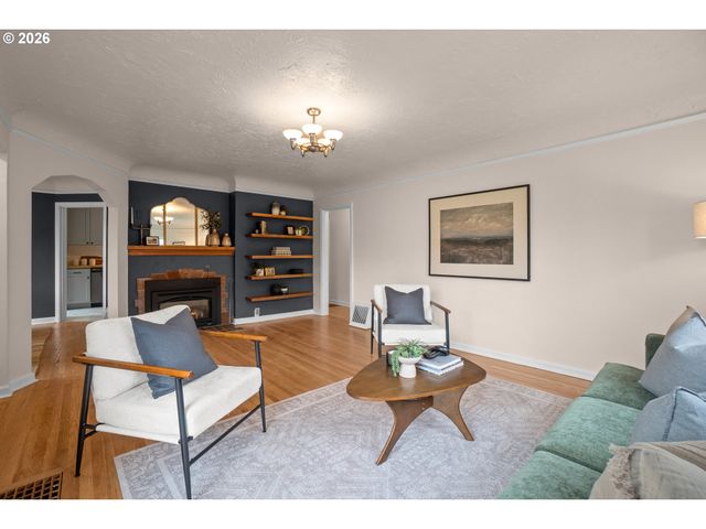 5824 Ne BROADWAY, Portland, OR 97213