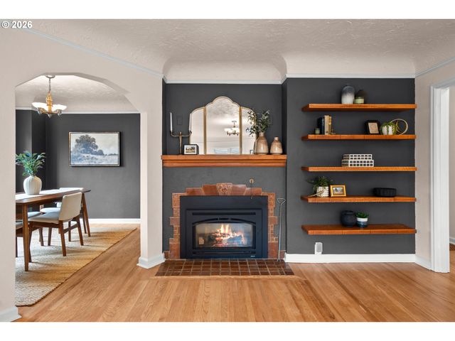 5824 Ne BROADWAY, Portland, OR 97213