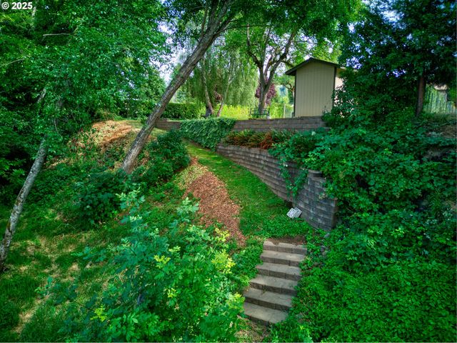 1884 WILD RIVER Dr, Roseburg, OR 97470