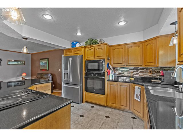 1884 WILD RIVER Dr, Roseburg, OR 97470